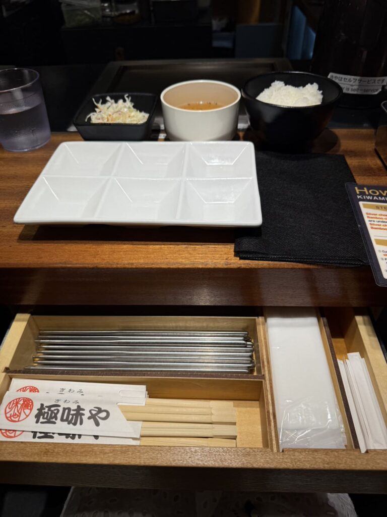桌下餐具
