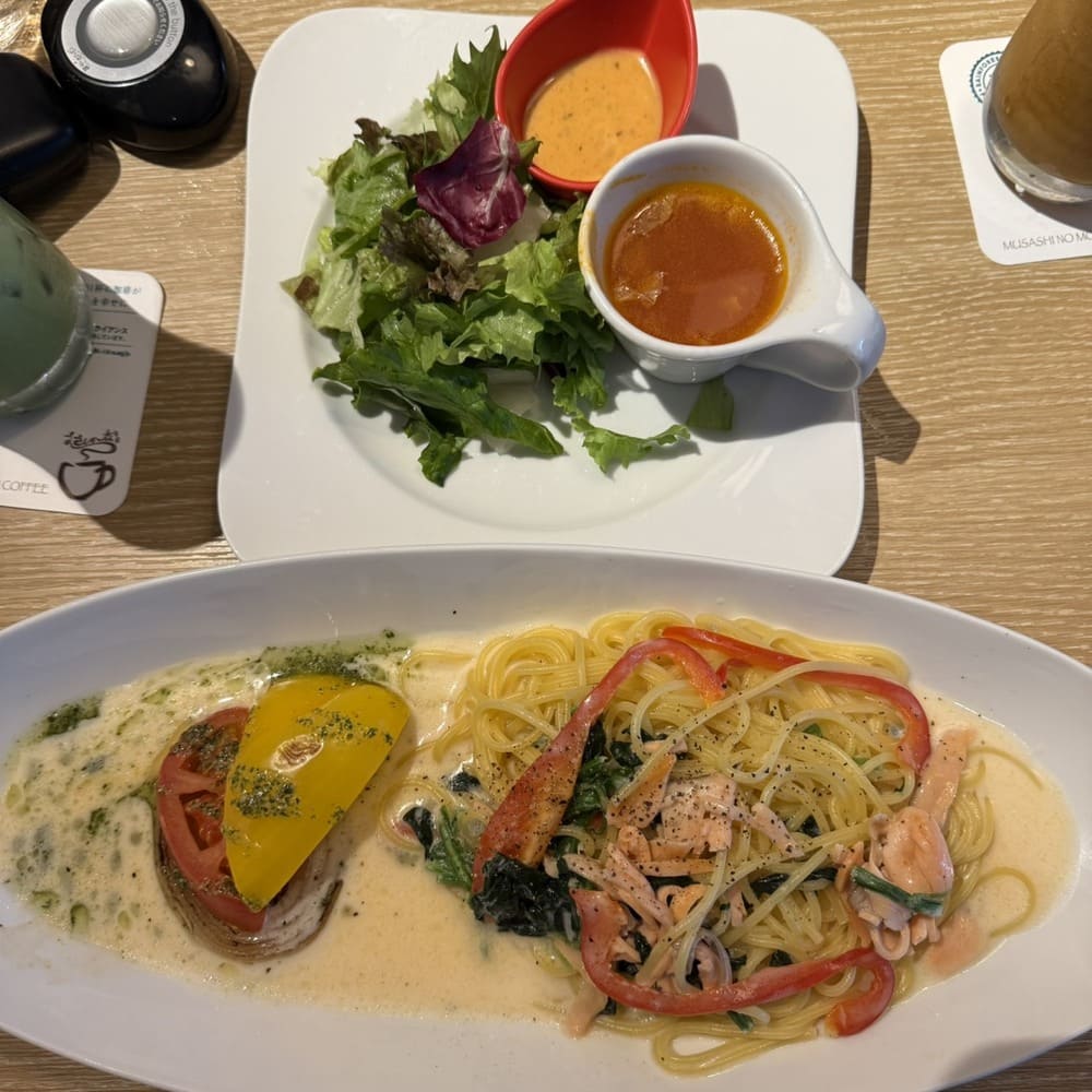 煙燻鮭魚奶油義大利麵和沙拉